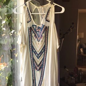 Short sleeve shirt with open shoulders